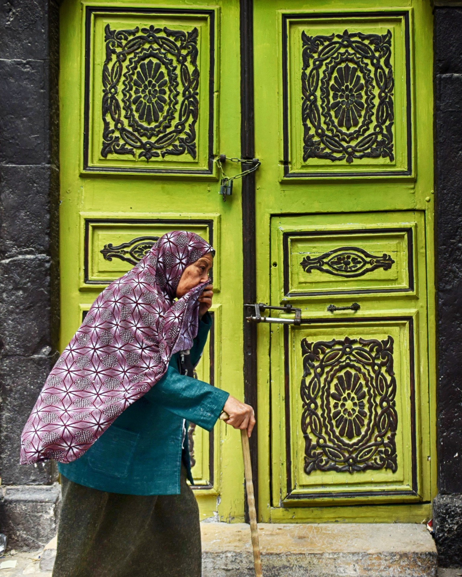 Kayrouan - Per questo scatto ho fatto un cenno alla Signora e mi ha fatto capire che potevo scattare, nel mentre si copriva parte del viso.