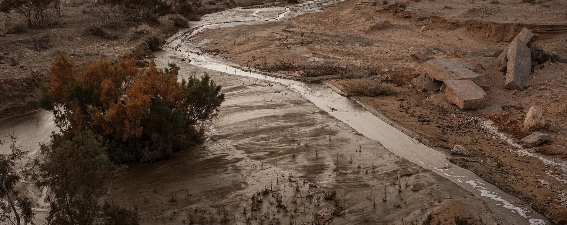 Mdhila (Tunisia). Un fiume d’acqua scorre tra la miniera e la “lavanderia” di Mzinda, portando con sé fango e acqua contaminata dalla miniera stessa © Daniela Sala